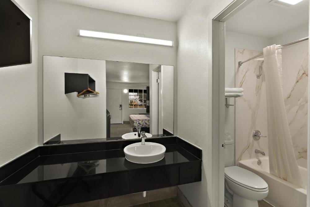 King Room - Non-Smoking interior